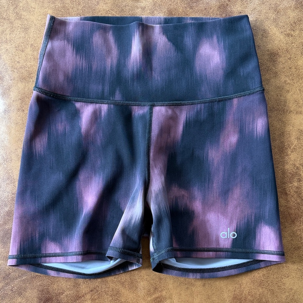 Alo Yoga 4” Vapor High Waist Aurora Biker Short Sz XS Purple Black Tie Dye
